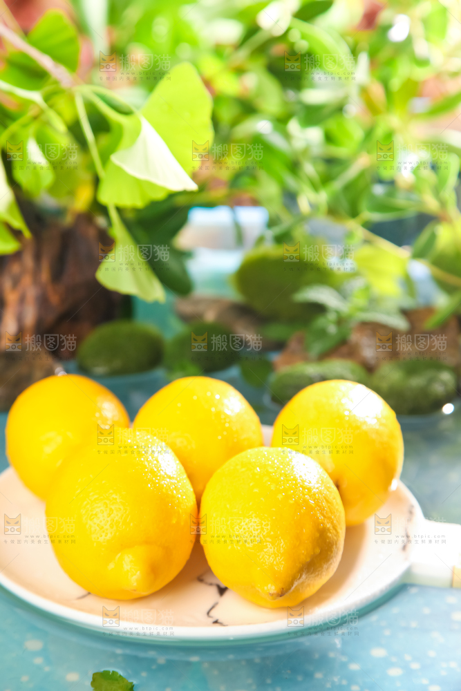 盘子里放着澳洲进口血丝李 