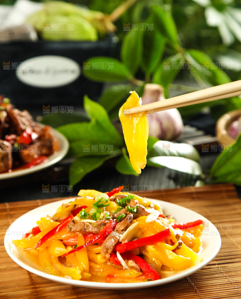 碟子里装着榨菜炒肉