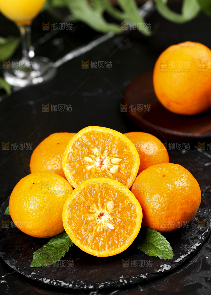 黑石板上放着宜昌芦柑