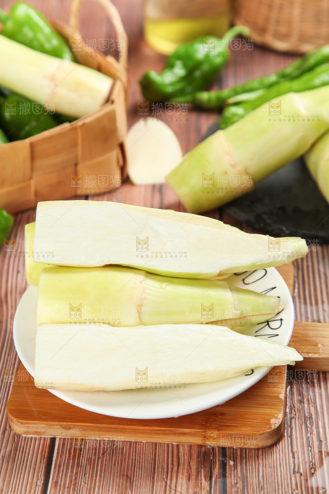 盘子里装着茭瓜