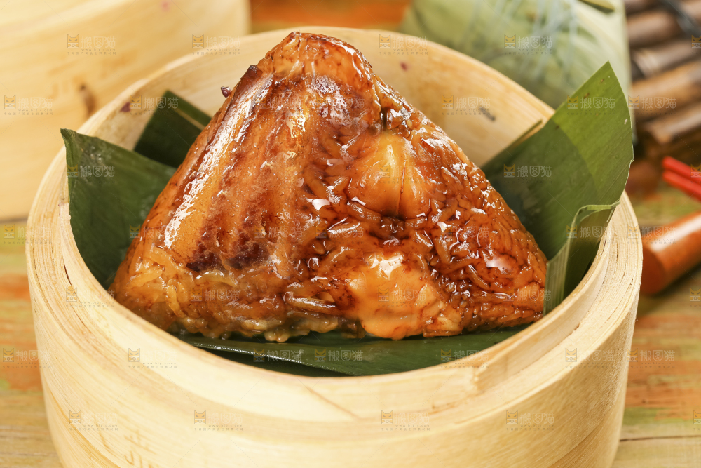 蒸笼里放着肉粽子