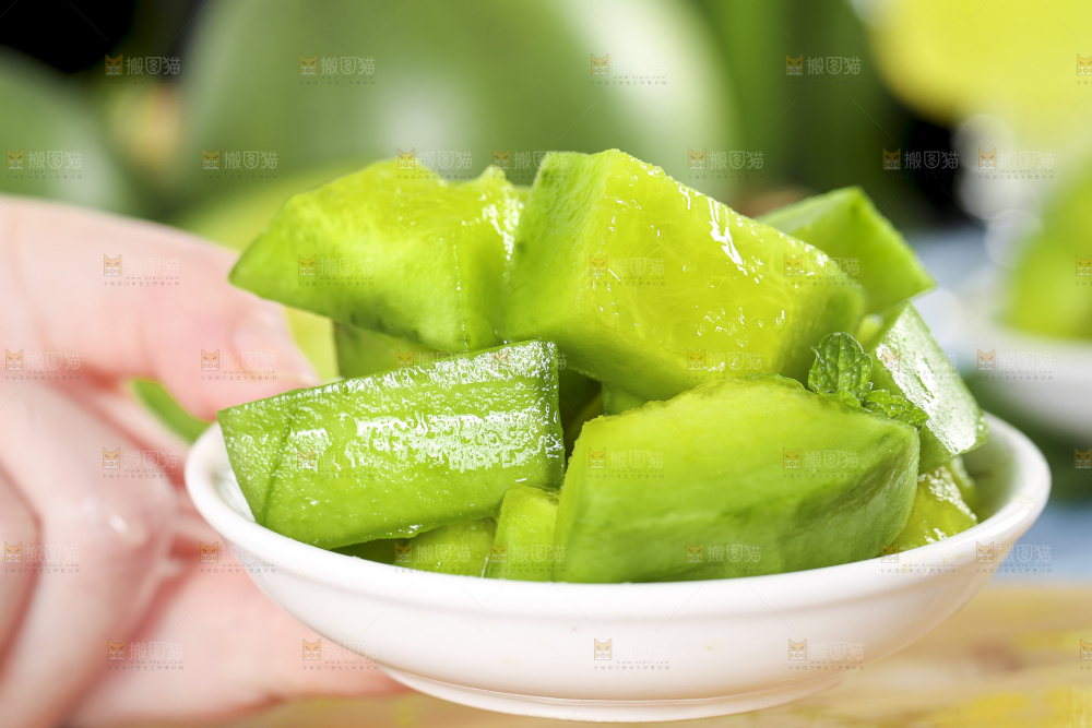 盘子里装着绿宝石瓜的果肉