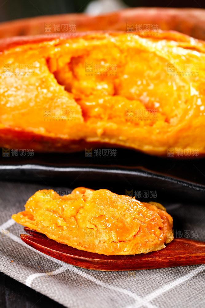 黑盘子里的六鳌红心蜜薯
