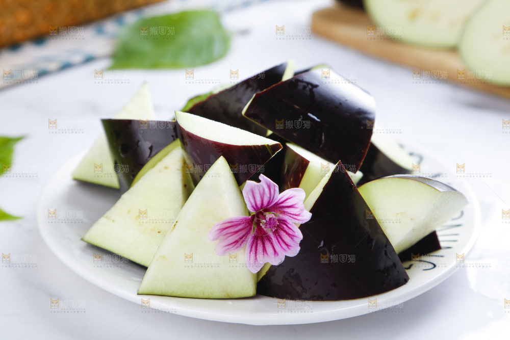 盘子里装着切块的紫茄子