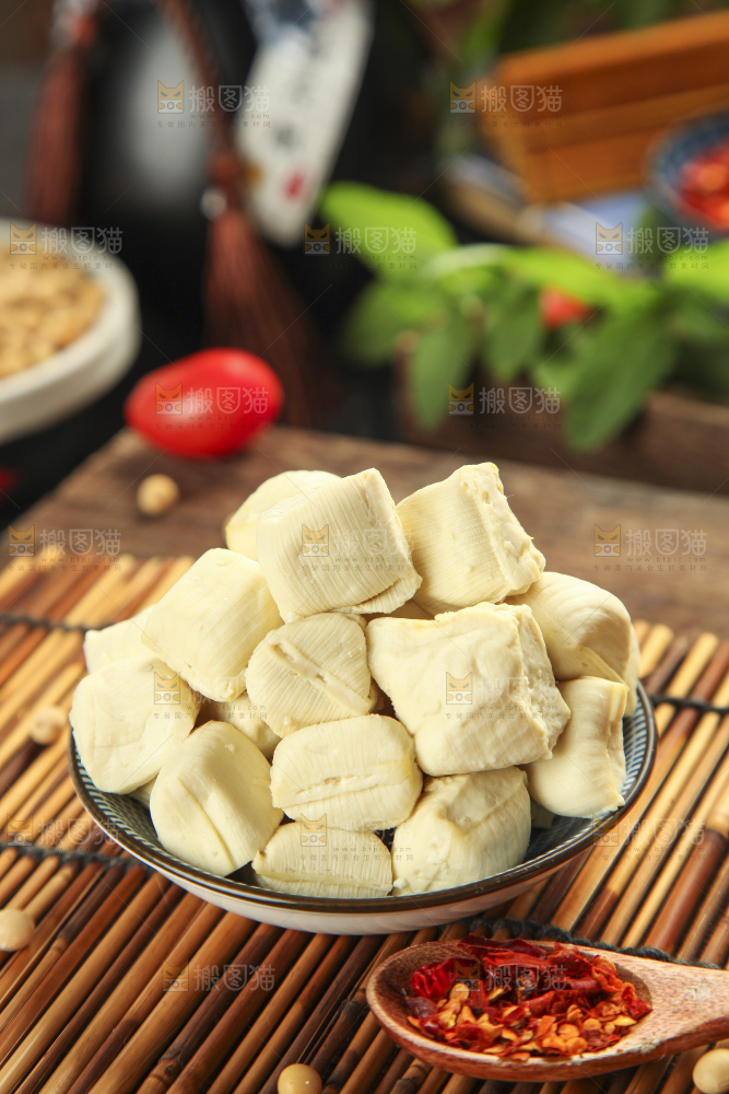 碗里装着手工包浆豆腐