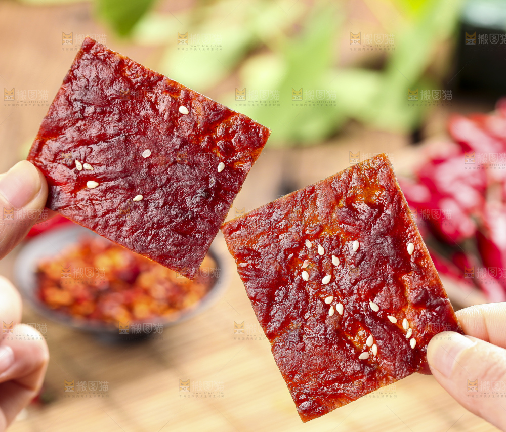 手里拿着肉脯