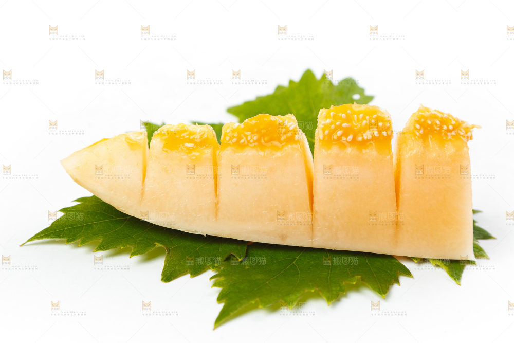 绿叶上摆放着甜瓜