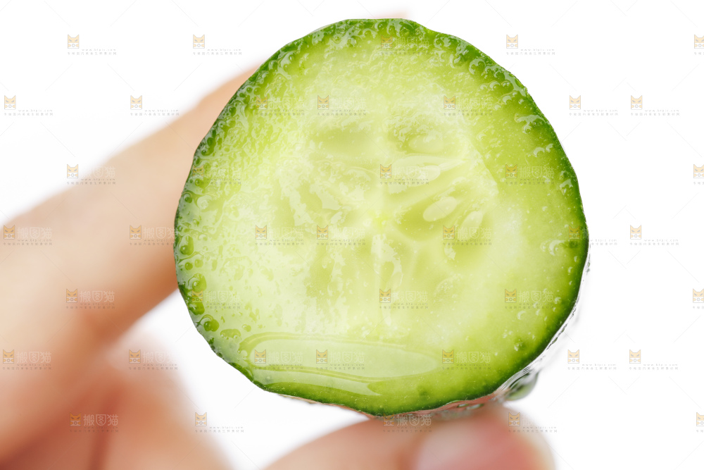 手里拿着切片的黄瓜