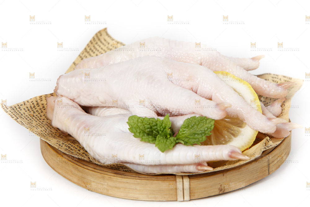 白底上放着一盘鸡爪子