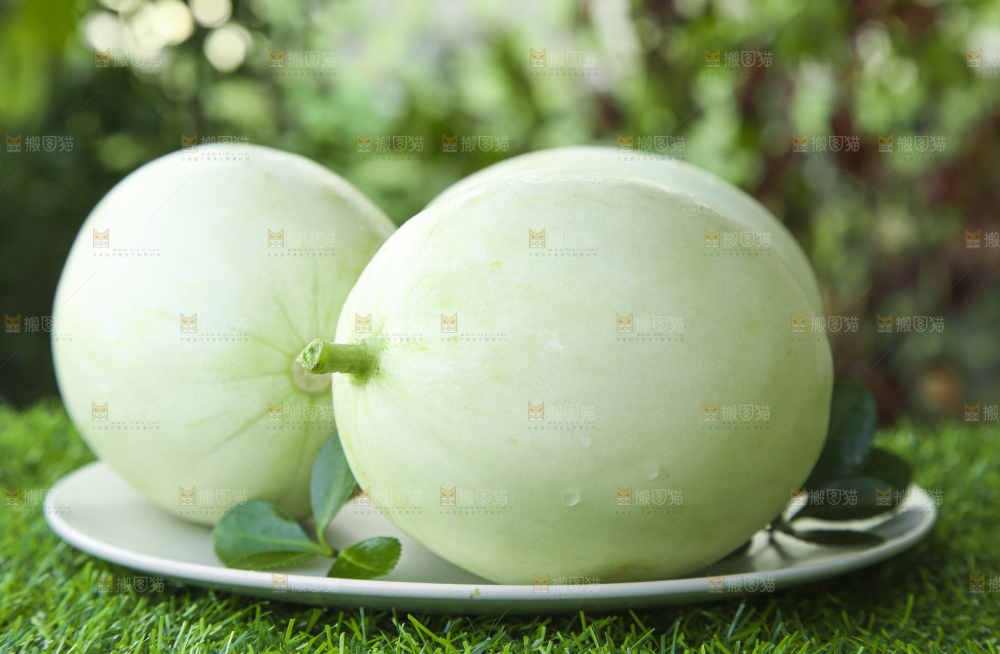 盘子里放着玉菇甜瓜