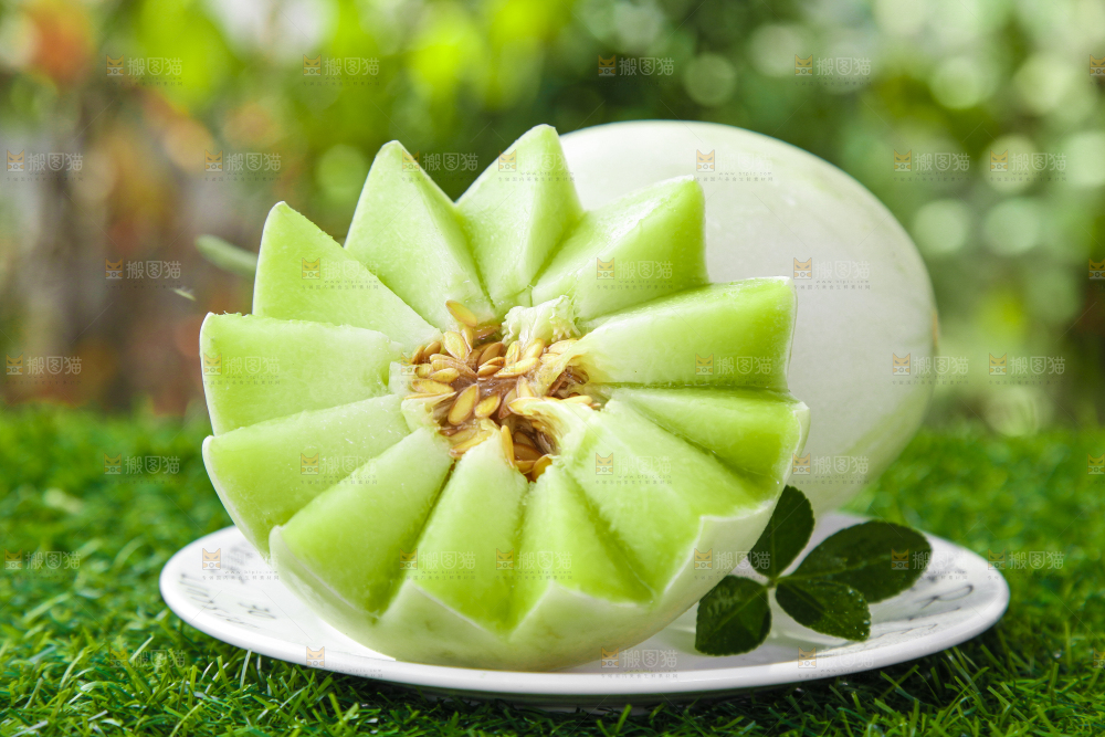 盘子里装着玉菇甜瓜