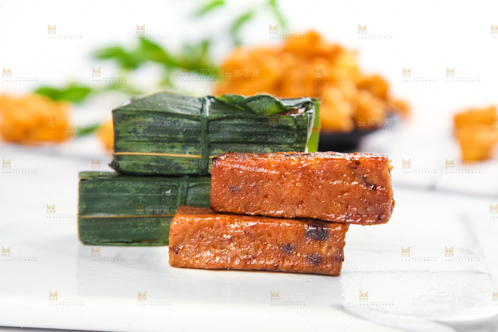 石板上摆放着竹叶糕
