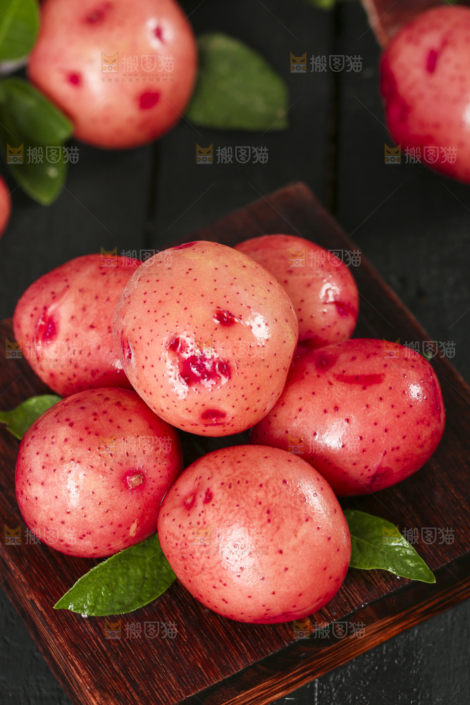 木底上摆放着云南红皮土豆