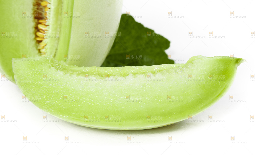 白底上摆放着玉菇蜜瓜