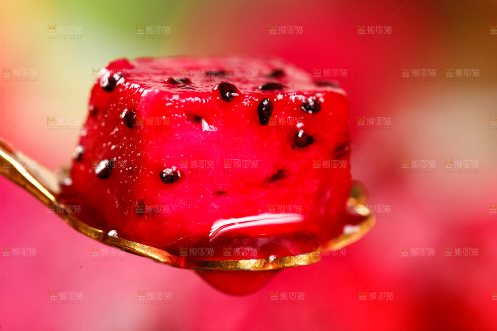 木板上放着金都一号红心火龙果