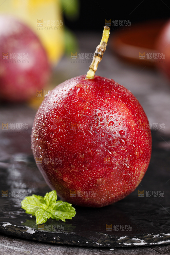 深底上摆放着红皮百香果