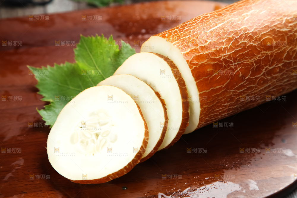 木板上的黄皮大黄瓜