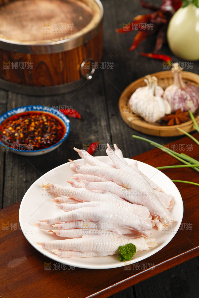 盘子里装着鸡脚
