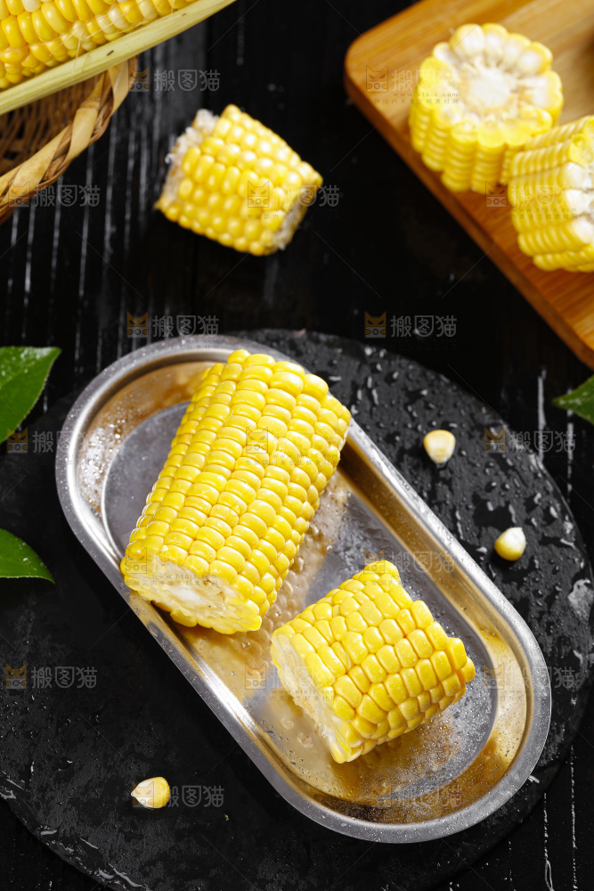 黑石板上的东北玉米