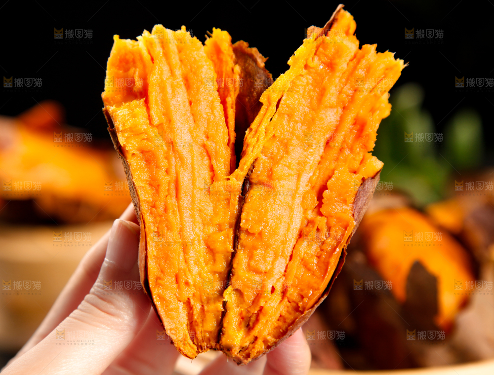 手里拿着糖心蜜薯