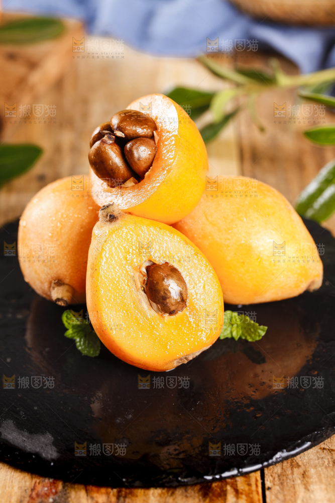 黑底上放着枇杷