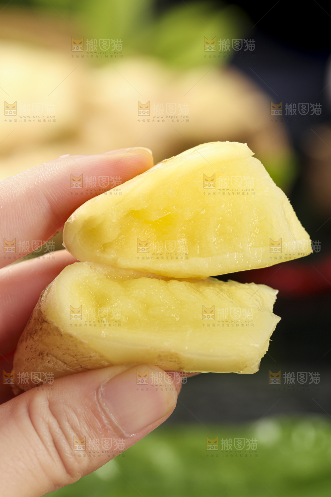 深底上放着嫩姜