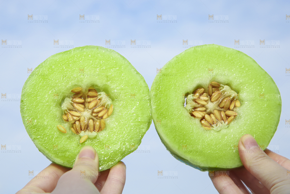 手里拿着新鲜玉菇蜜瓜