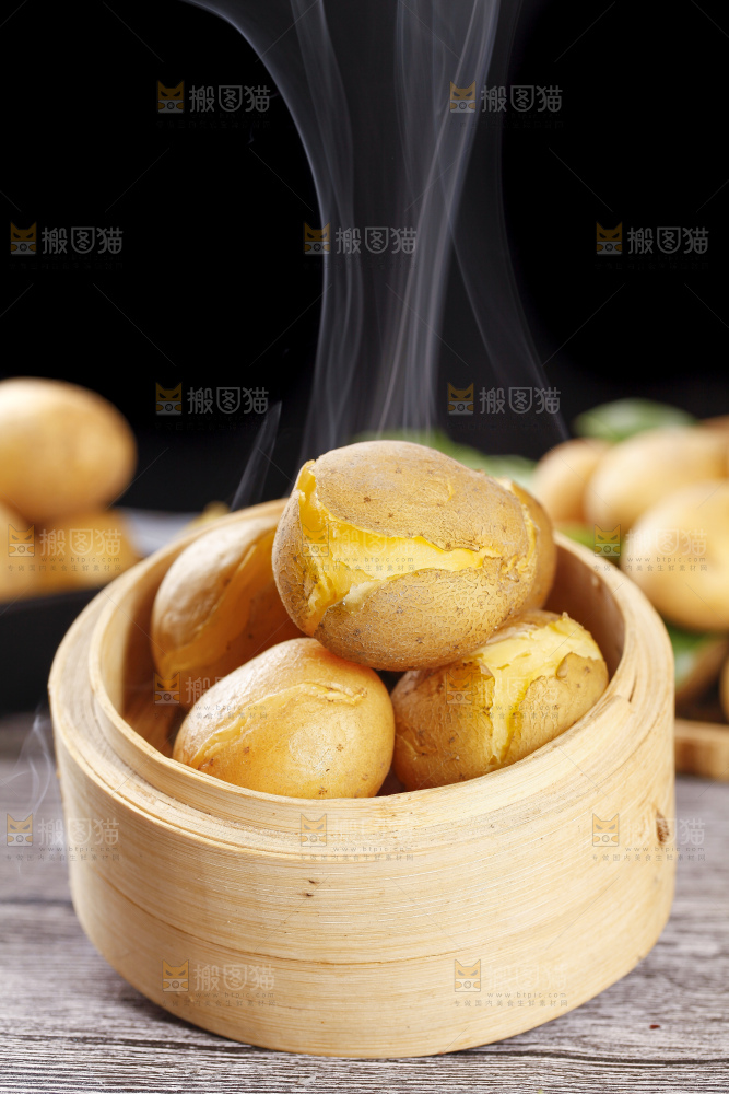 木底上放着小土豆