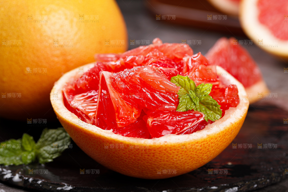 石板上放着红肉葡萄柚