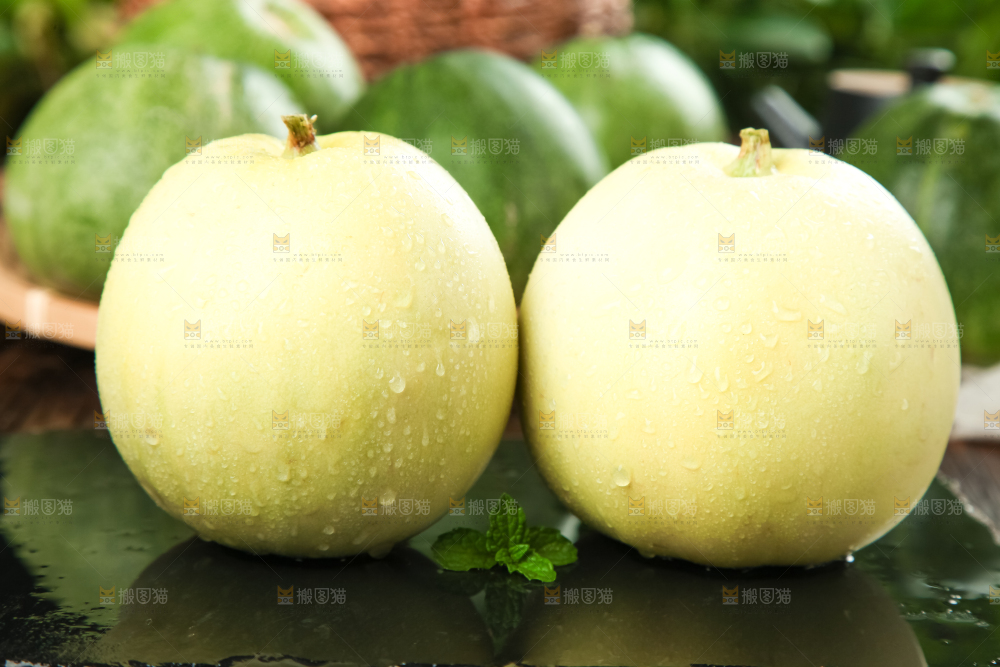 黑底上摆放着香瓜