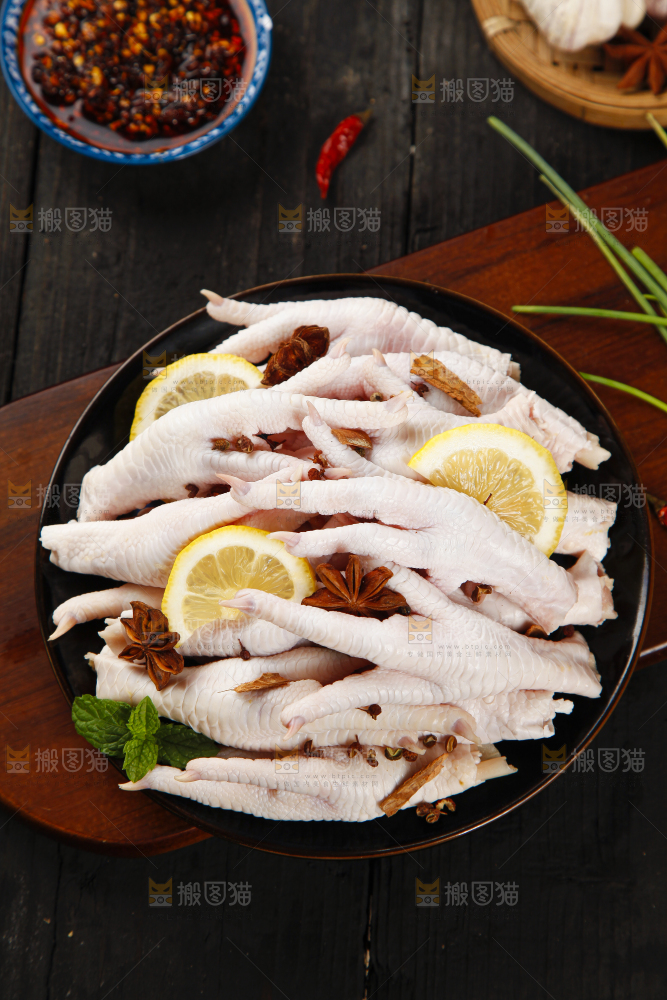 木板上摆放着腌制鸡爪