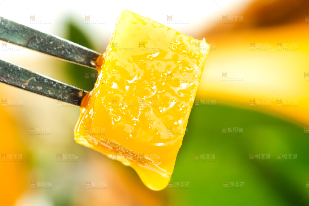 手里拿着小台芒