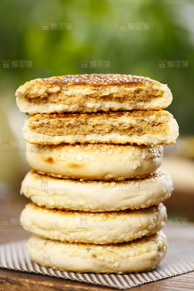 木板上放着胡麻饼