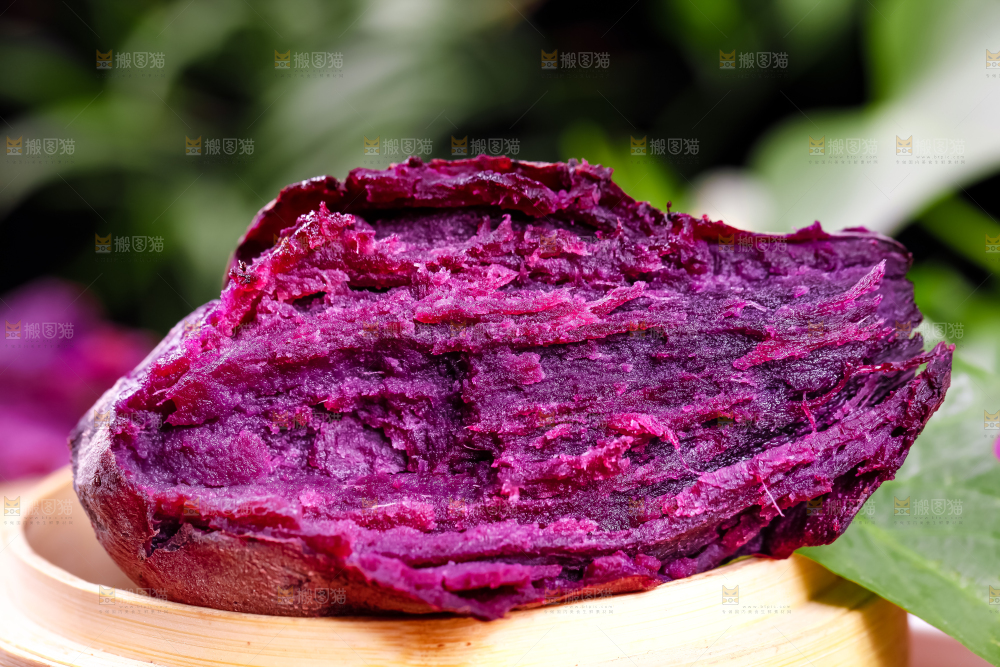 木板上的紫薯果肉