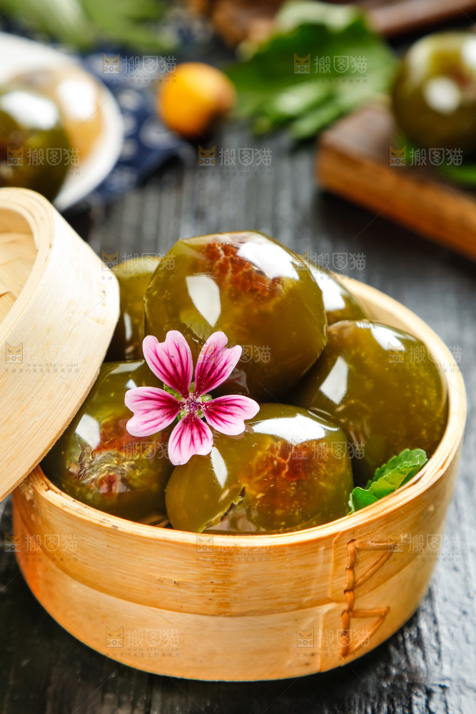 蒸笼里装着艾草青团