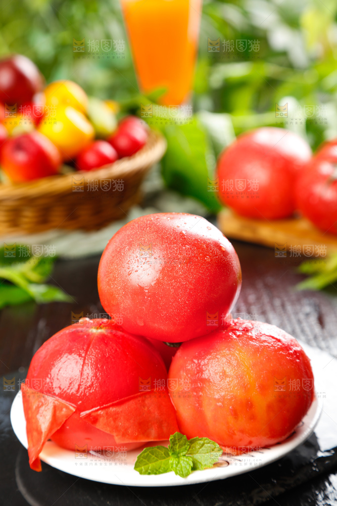 深底上放着番茄