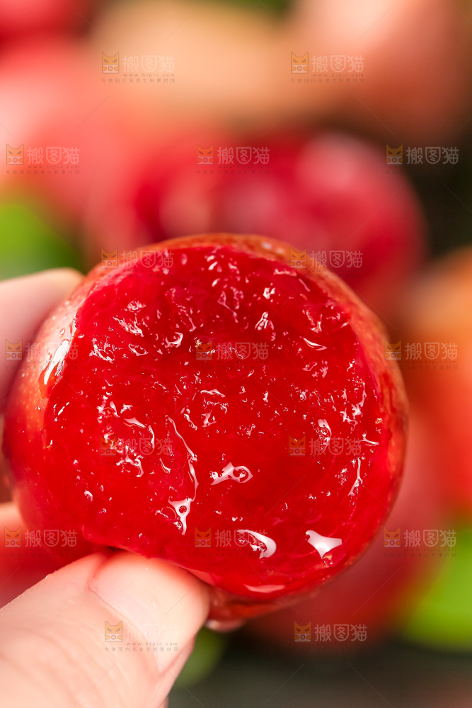 手里拿着红心李
