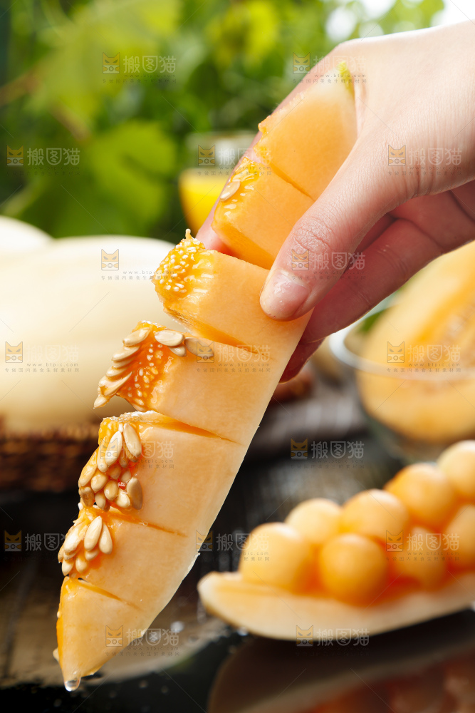 手里拿着东方蜜瓜