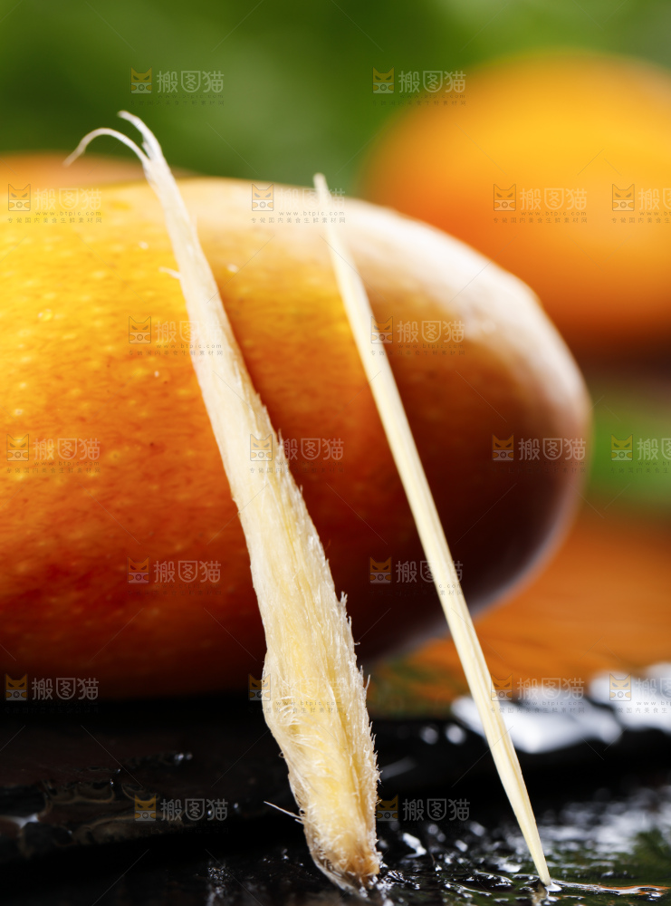 深底上的芒果核和牙签