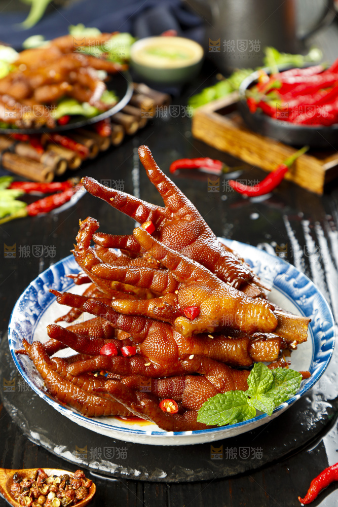 黑石板上放着一盘卤味鸡爪