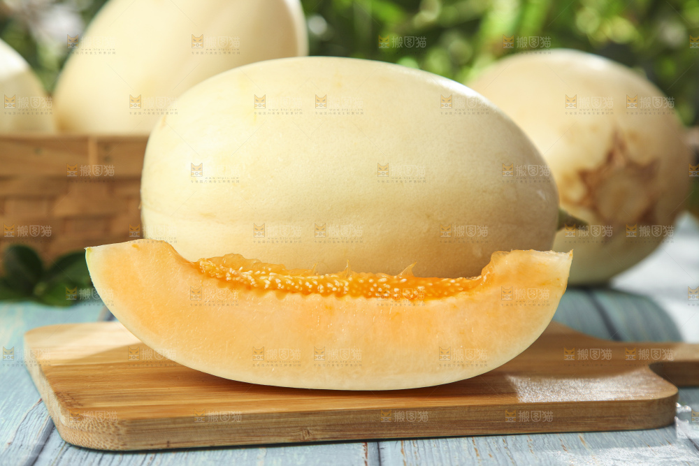 木板上摆放着东方蜜甜瓜