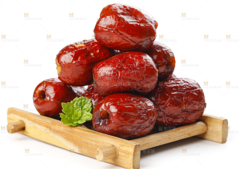 白底上摆放着香酥脆红枣