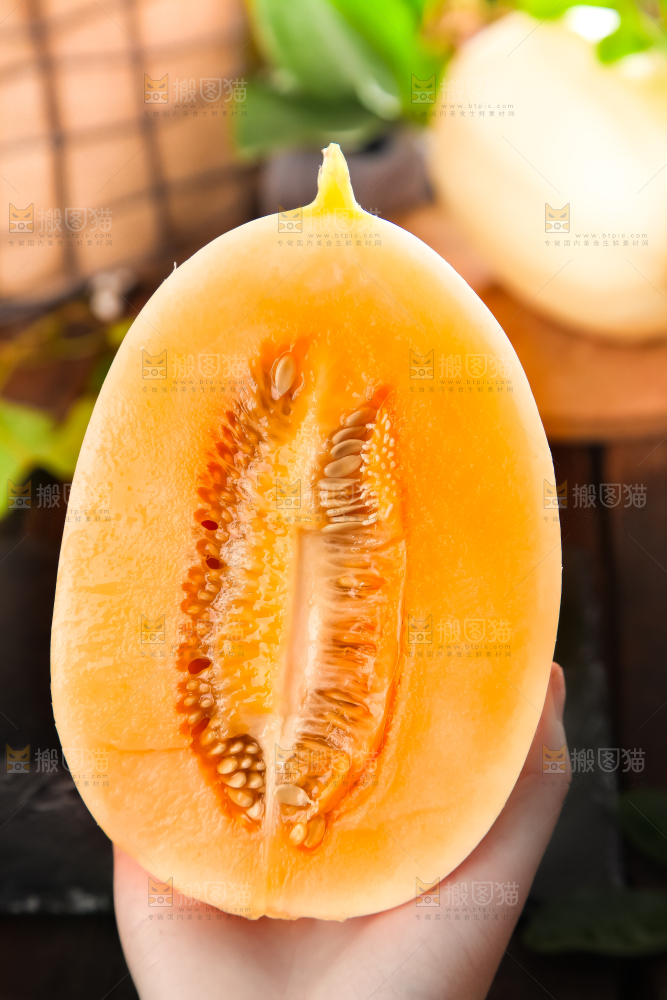 手里拿着东方蜜