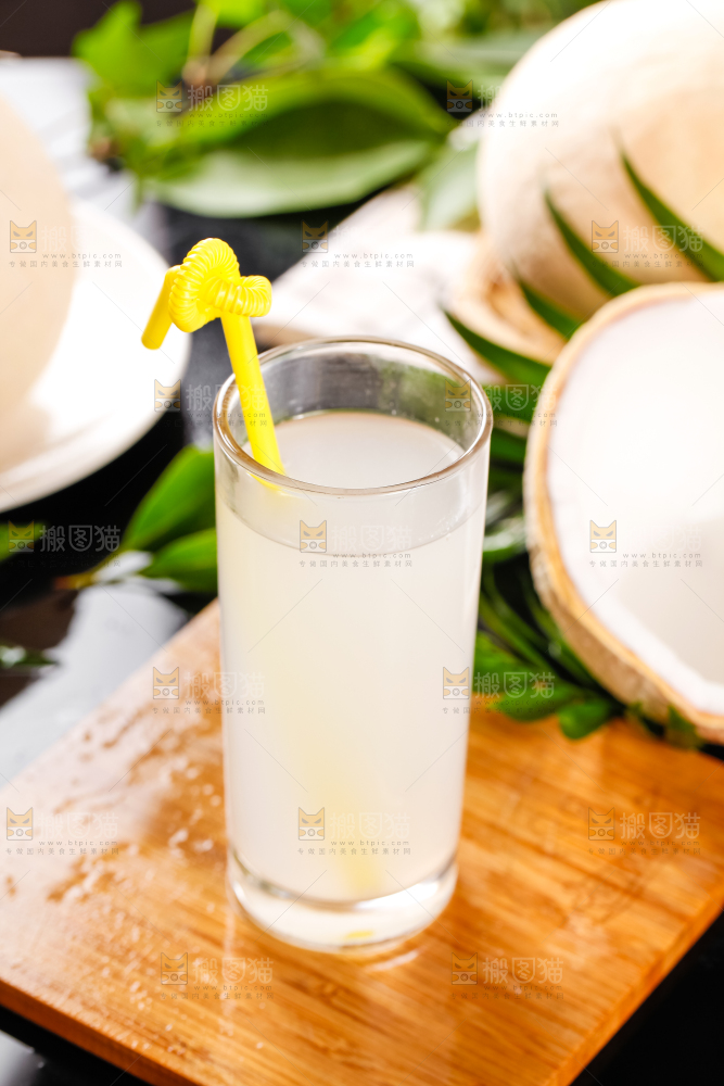 杯子里装着椰子的果汁