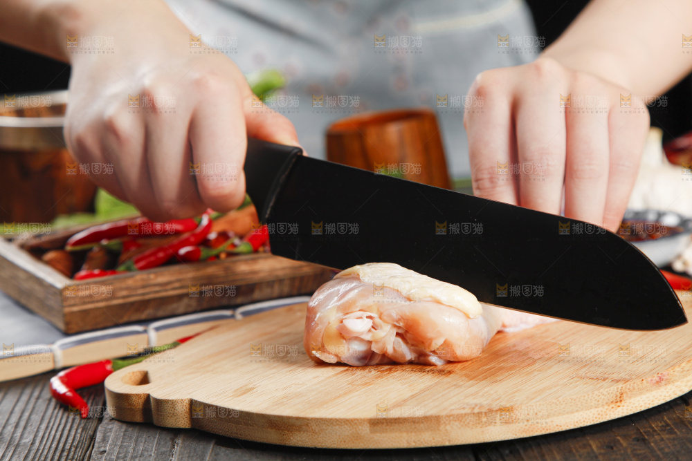 木板上正在切鸡腿