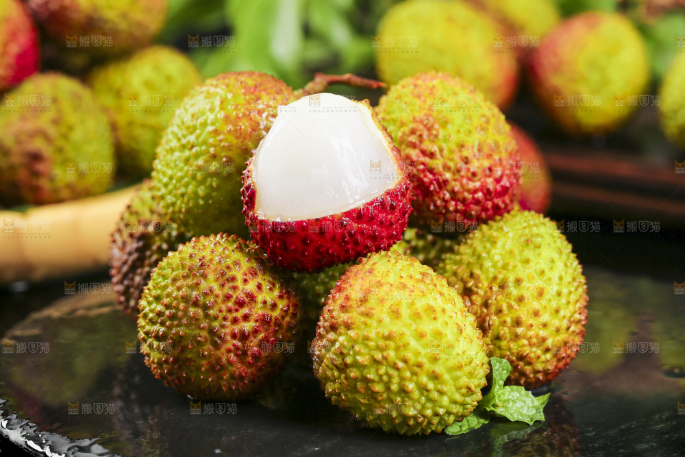 深底上放着海南妃子笑荔枝