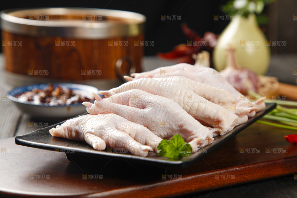 木板上放着一盘鸡爪子