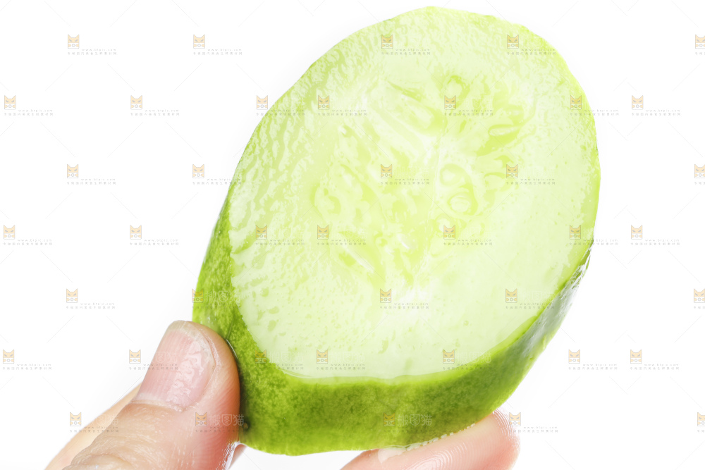 手里拿着黄瓜