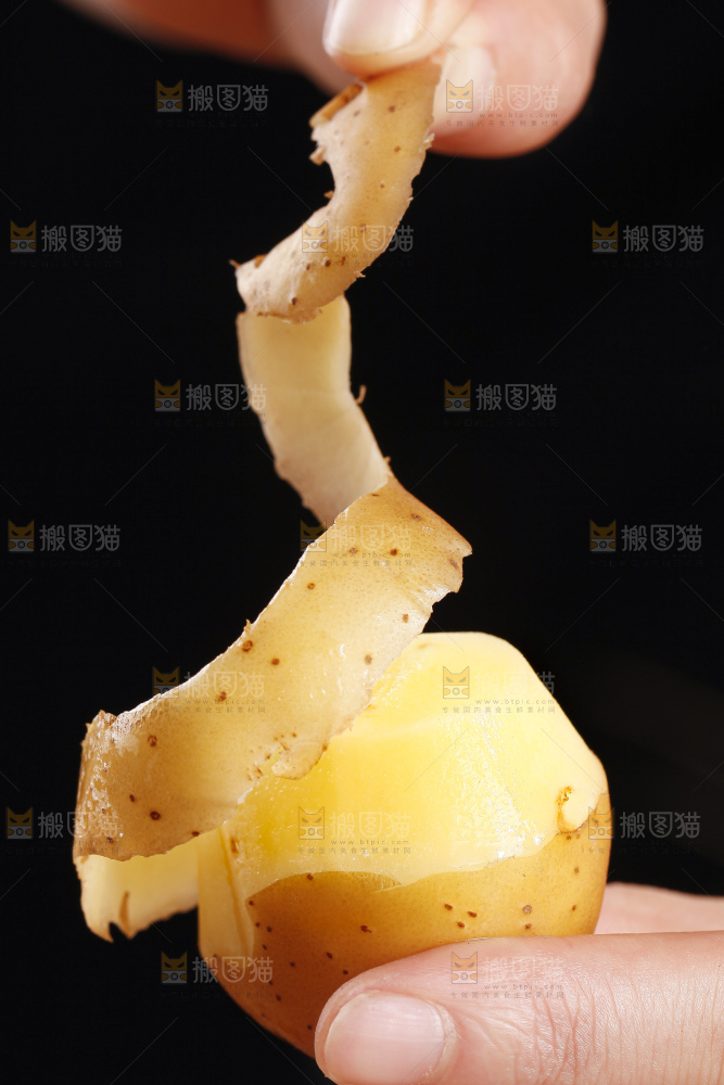 手里拿着迷你小土豆