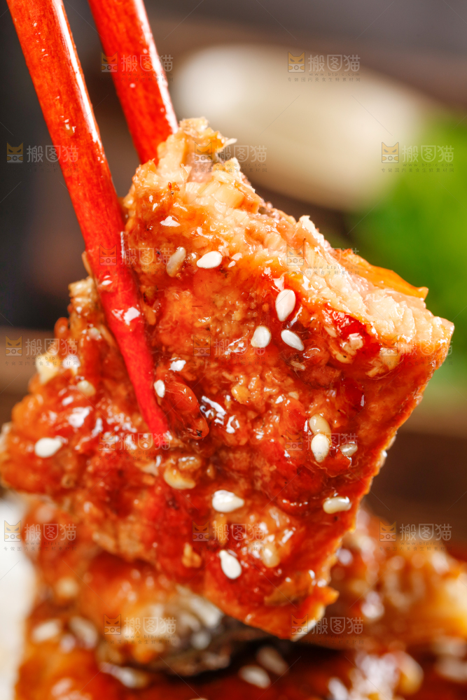 盘子里装着鳗鱼饭